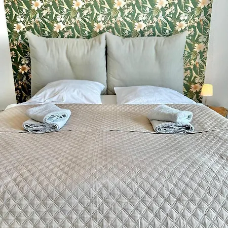 Grosses City-ferienhaus Mit Terrasse, Grill Und Parkplatz F19 B&B