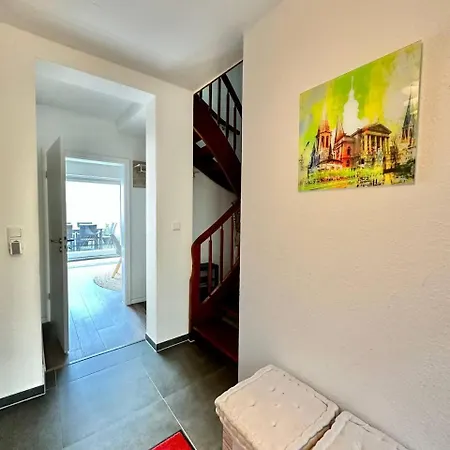 Grosses City-ferienhaus Mit Terrasse, Grill Und Parkplatz F19