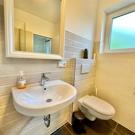 Grosses City-ferienhaus Mit Terrasse, Grill Und Parkplatz F19 Bed & Breakfast *