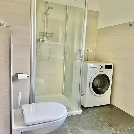 Grosses City-ferienhaus Mit Terrasse, Grill Und Parkplatz F19 *