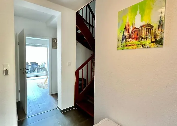 Grosses City-ferienhaus Mit Terrasse, Grill Und Parkplatz F19